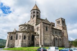 Una bella veduta della chiesa di Notre-Dame du Port a Clermont-Ferrand, Francia. questo edificio religioso è stato fondato dal vescovo di Clermont, Saint Avitus, nel 6° secolo e successivamente ...