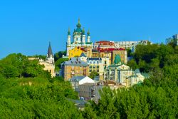 Una bella veduta della chiesa di Sant'Andrea a Kiev, Ucraina. Andriyivskiy Uzviz (la discesa di Andrea) è una delle più antiche strade di Kiev nonchè una delle più ...