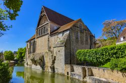 Una bella veduta della chiesa di Sant'Andrea del XII° secolo a Chartres, Francia.

