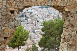 Una bella veduta della città attraverso un arco in pietra dalle colline a Blanes, Spagna. Il territorio di questo comune si trova vicino alla foce del fiume Tordera.

