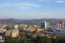 Una bella veduta della città di Kampala, Uganda (Africa), con la periferia - © alarico / Shutterstock.com