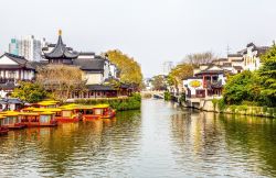 Una bella veduta della città di Nanjing lungo il fiume, Cina. Sullo sfondo, i grattacieli moderni fanno da contrasto agli edifici  antichi - © Meiqianbao / Shutterstock.com