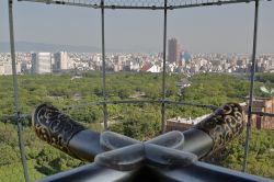 Una bella veduta della città di Osaka dall'Observation Deck del Museo del Castello, Giappone. Il belvedere si trova a 50 metri di altezza - © wtsn88 / Shutterstock.com