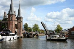 Una bella veduta della città di Sneek, in Frisia, con uno dei suoi canali (Olanda).



