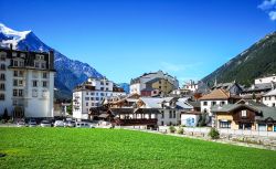 Una bella veduta della cittadina di Chamonix dalla piazza centrale, Francia. Si trova nel dipartimento dell'Alta Savoia ed è una grande stazione sciistica conosciuta in tutto il mondo ...