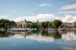 Una bella veduta della cittadina di Jonkoping sul lago Vattern, Svezia. Si tratta di un'antica città commerciale per via della sua posizione sul crocevia delle strade che seguono ...