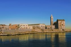 Una bella veduta della cittadina di Trani, Puglia, affacciata sul mare Adriatico.

