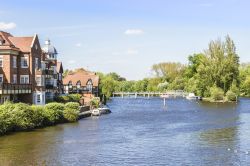 Una bella veduta della costa del fiume Tamigi a Windsor, Regno Unito. Sullo sfondo, un ponte pedonale.

