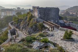 Una bella veduta della fortezza di Onogost nella città di Niksic, Montenegro.

