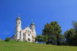 Una bella veduta della Heilig-Kreuz-Kirche sul Monte Calvario a Bad Tolz, Germania. All'interno di questa chiesa settecentesca si trova la famosa cappella di San Leonardo, ogni anno meta ...