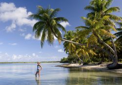 Una bella veduta della laguna Aitutaki nelle Isole Cook Islands, Sud Pacifico. Le acque di questa splendida laguna sono popolate da razze, tartarughe e tarponi.
