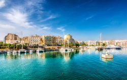 Una bella veduta della marina del Pireo, il porto di Atene (Grecia). A rendero il principale porto della città nel V° secolo a.C. fu Temistocle che lo fece fortificare - © Nejdet ...