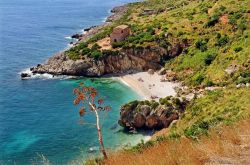 Una bella veduta della Riserva Naturale dello Zingaro, Scopello (Sicilia). Quest'area si estende nella parte occidentale del Golfo di Castellammare. 
