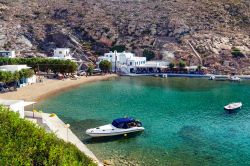 Una bella veduta della spiaggia di Herronissos a Sifnos, Cicladi, Grecia.
