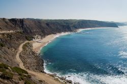 Una bella veduta della spiaggia di Paimogo vicino Areia Branca a Lourinha, Portogallo. Il mare mosso nei pressi di Areia Branca è perfetto per gli apassionati di surf e bodyboard.



 ...