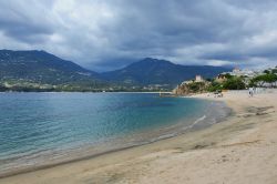Una bella veduta della spiaggia di Propriano, Corsica, con le montagne sullo sfondo - © bikemp / Shutterstock.com