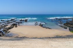 Una bella veduta della spiaggia sabbiosa di Almograve nei pressi di Odemira, Portogallo.



