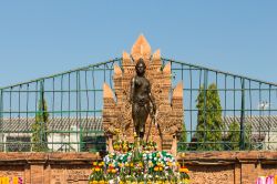 Una bella veduta della statua dedicata alla regina Chamadevi a Lamphun, Thailandia.



