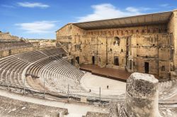 Una bella veduta dell'anfiteatro di Orange, Francia. Venne costruito presso il foro della colonia di Arausio fondata dai soldati della seconda legione.
