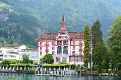 Una bella veduta dell'hotel Vitznauerhof a Vitznau, Svizzera: questo resort 4 stelle in stile Liberty si affaccia sul lago di Lucerna - © Steve Cukrov / Shutterstock.com