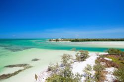 Una bella veduta dell'isola di Holbox e dell'Oceano, Messico. Ancora selvaggia e autentica, quest'isola è la meta perfetta per chi desidera trascorrere un soggiorno in mezzo ...