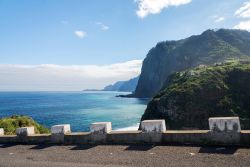 Una bella veduta dell'oceano Atlantico con un tratto di costa dell'isola di Faial, Portogallo.

