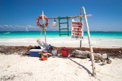 Una bella veduta dell'oceano dalla spiaggia di Tulum, Messico, con acqua azzurra e trasparente.

