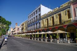 Una bella veduta di case e ristoranti in piazza Zocalo a Puebla, Messico - © Igor Dymov / Shutterstock.com