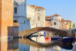 Una bella veduta di Chioggia, Veneto, Italia. Chi desidera andare alla scoperta delle bellezze architettoniche e paesaggistiche di questa città lagunare può avventurarsi a piedi ...