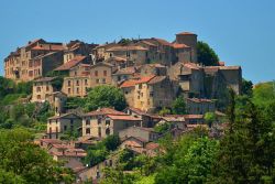 Una bella veduta di Cordes-sur-Ciel, Francia. Questo piccolo villaggio medievale sorge su una collina nel sud francese vicino Albi e Tolosa, nella regione dell'Occitanie.



