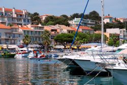 Una bella veduta di edifici e palazzi di Bandol affacciati sul mare. In questo lembo di Francia del sud, paesi e villaggi sono baciati dal sole  - © Christian Musat / Shutterstock.com ...