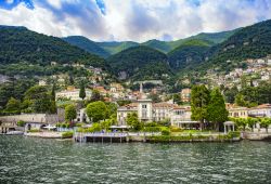 Una bella veduta di Moltrasio sul lago di Como, Lombardia. Splendide ville e giardini verdi ne fanno un gioiello adagiato sul lago lombardo.



