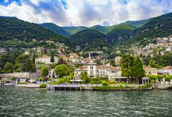 Una bella veduta di Moltrasio sul lago di Como, Lombardia. Splendide ville e giardini verdi ne fanno un gioiello adagiato sul lago lombardo.



