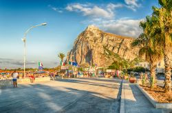 Una bella veduta di Monte Monaco da San Vito Lo Capo, Trapani, al calar del sole (Sicilia) - © Marco Rubino / Shutterstock.com