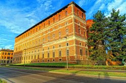 Una bella veduta di Palazzo Farnese che ospita il Museo CIvico di Piacenza - © dav76 / Shutterstock.com