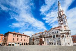 Una bella veduta di Piazza Grande e della cattedrale di Modena, Emilia-Romagna. La cattedrale metropolitana di Santa Maria Assunta in Cielo e di San Geminiano è il principale luogo di ...