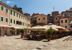 Una bella veduta di piazza Nicholas Zhurkovicha a Herceg Novi, Montenegro. Qui si può assaporare una bibita fresca o un piatto della cucina tradizionale in uno dei locali con dehors - Olgysha ...