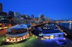 Una bella veduta di Seattle by night, stato di Washington (USA).
