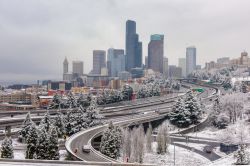 Una bella veduta di Seattle innevata, stato di Washington (Stati Uniti d'America). Questa città portuale si trova sulla costa occidentale degli USA.
