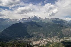 Una bella veduta di Susa e del Rocciamelone, Piemonte. A nord della cittadina svetta il monte Rocciamelone che raggiunge i 3538 metri. Questa montagna delle Alpi Graie è molto frequentata ...