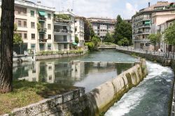 Una bella veduta di Treviso, Veneto. Talvolta chiamata la "piccola Venezia", Treviso è bagnata da una serie di canali tutti originati dalla divisione in rami del Botteniga.
 ...