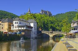 Una bella veduta di Vianden e del suo castello, Lussemburgo. La città si trova al confine fra Lussemburgo e Germania, adagiata sulle rive del fiume Our, affluente sinistro del Sauer.


 ...