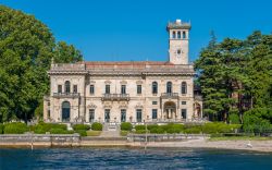 Una bella veduta di Villa Erba a Cernobbio sul lago di Como, Lombardia. Venne costruita fra il 1898 e il 1901 su disegno degli architetti Angelo Savoldi e Giovan Battista Borsani.
