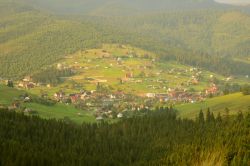 Una bella veduta estiva di Bukovel, Carpazi, adagiata sul pendio della collina (Ucraina).

