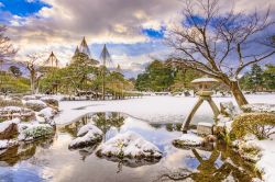 Una bella veduta invernale del giardino di Kenrokuen a Kanazawa, Giappone.
