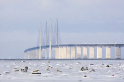Una bella veduta invernale del ponte sull'Oresund che collega Copenhagen (Danimarca) e Malmo (Svezia). Si tratta del più lungo ponte strallato d'Europa adibito a traffico stradale ...