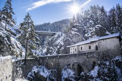 Una bella veduta invernale della cappella di Notre-Dame du Charmaix a Valfrejus, Francia.
