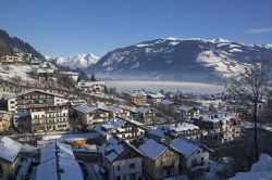 Una bella veduta invernale della città di Zell-am-See nei pressi del lago di Zell, Austria. Sullo sfondo, le Alpi.

