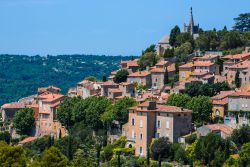 Una bella veduta panoramica del borgo di Bonnieux, Provenza, Francia.
