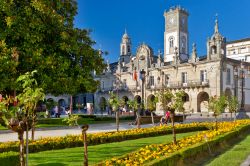 Una bella veduta panoramica del Municipio di Lugo con le aiuole fiorite nella piazza principale, Spagna.


